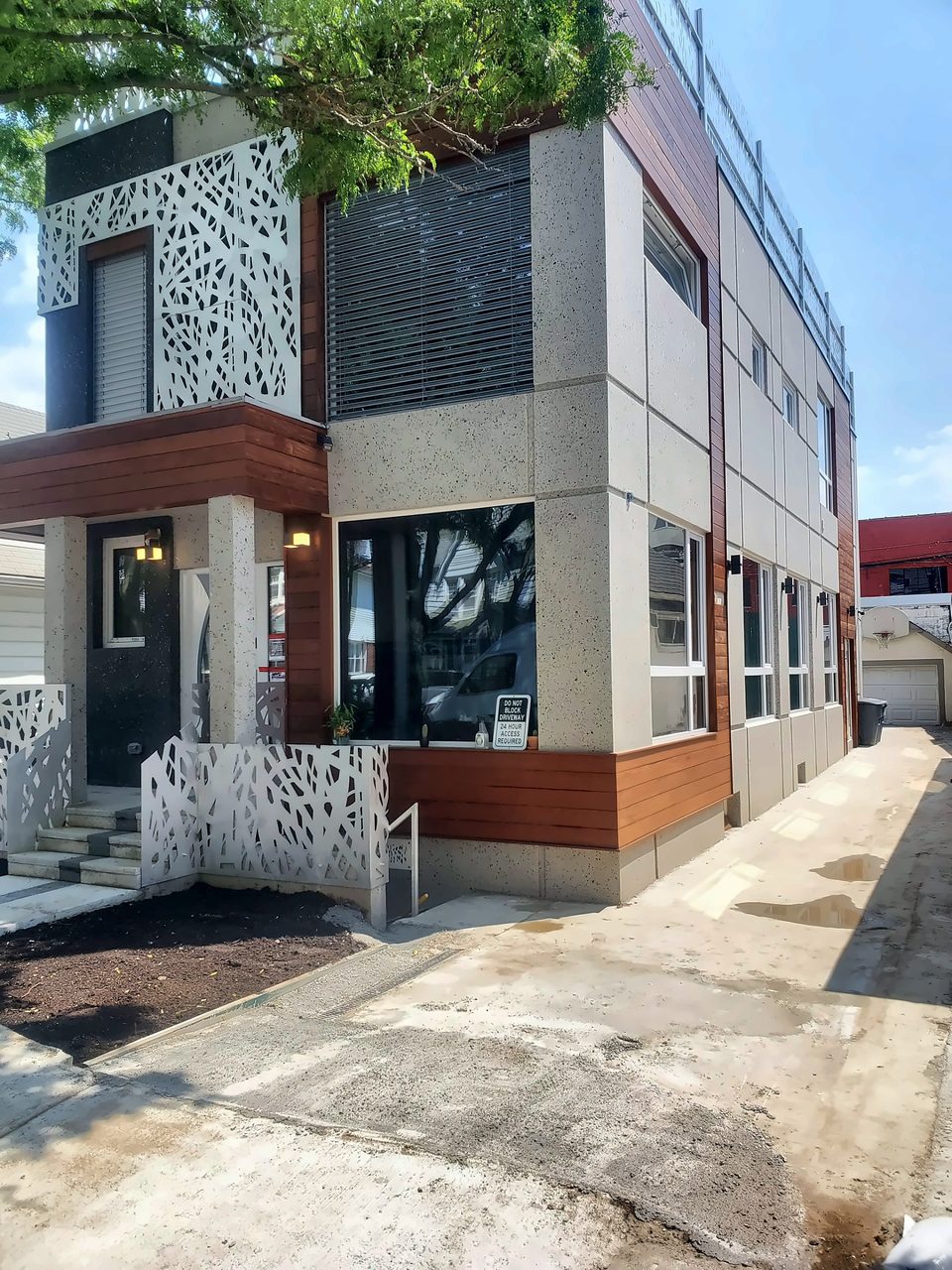 The finished facade: stucco, wood-look panels and laser-cut metal screens