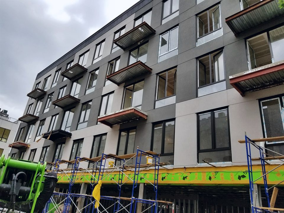 Full scaffold on a multifamily facade, 2017