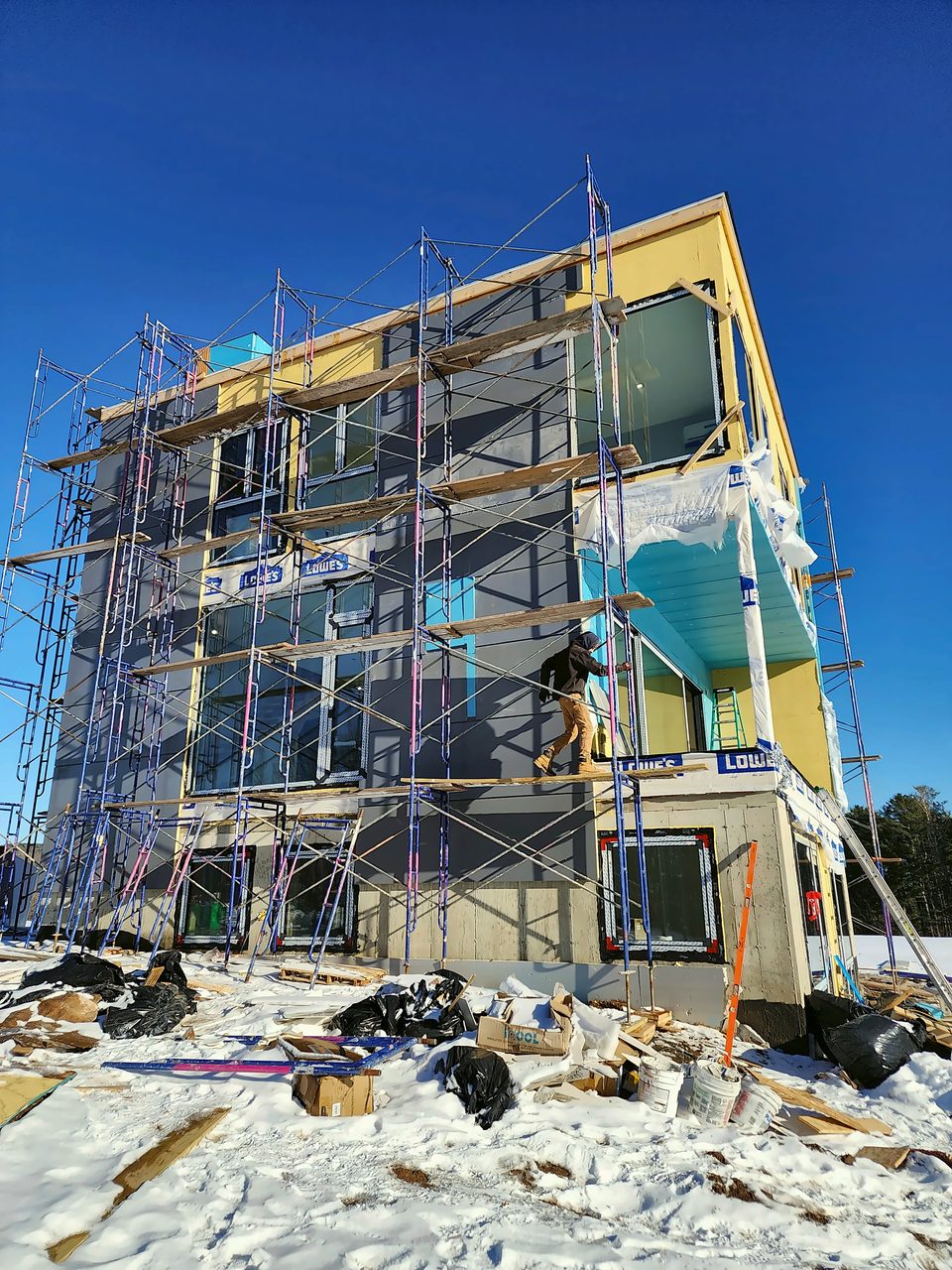 Frame scaffold at a panel facade, winter 2023