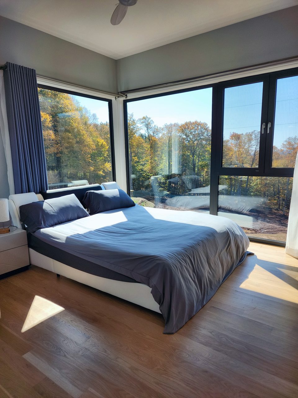 Bedroom with corner glazing