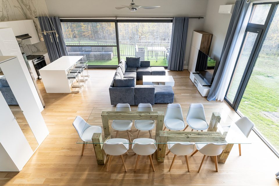Living and dining behind the corner glazing
